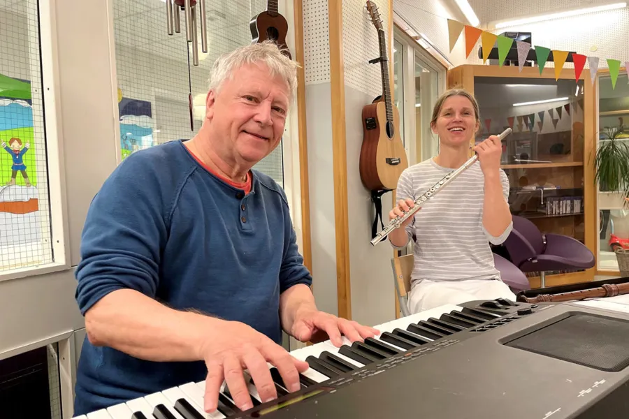 En mann og en kvinne som spiller piano