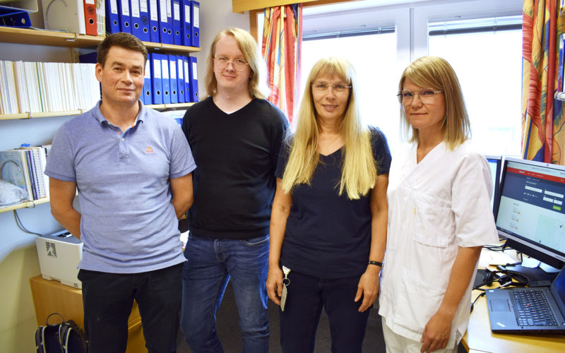 En gruppe mennesker som poserer for et bilde