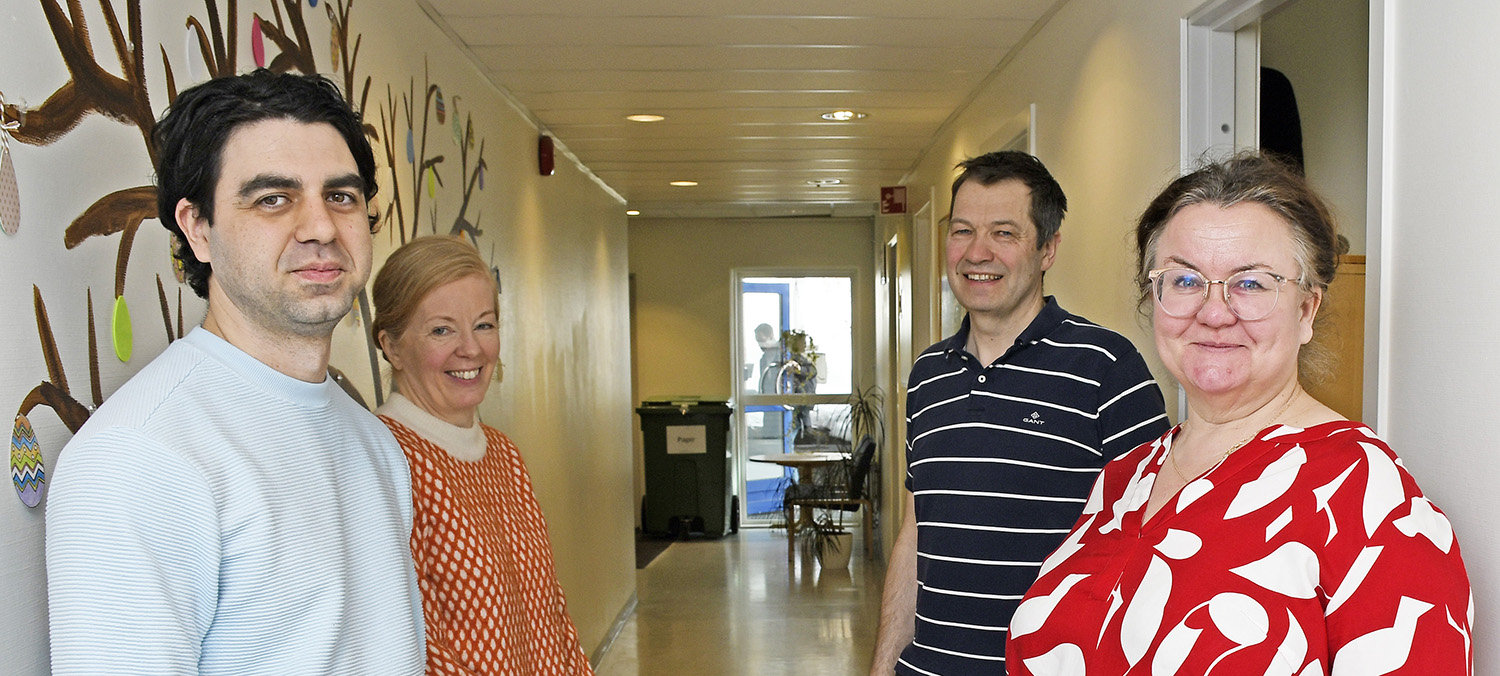 En gruppe mennesker som poserer for et bilde