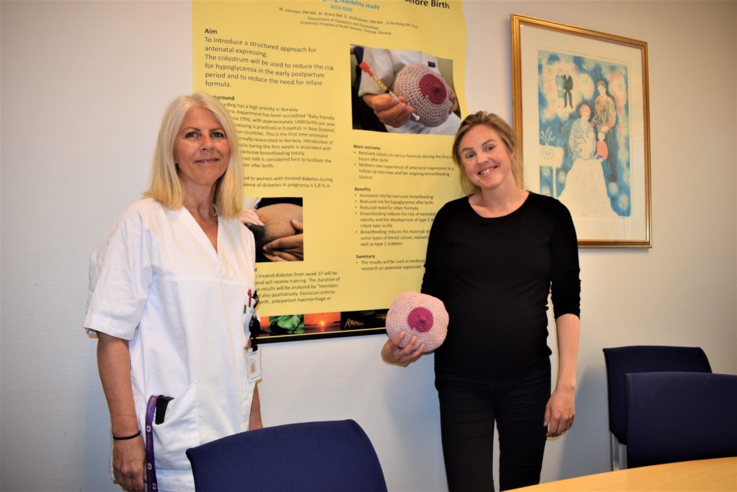 Gunnbjørg Andreassen (t.v.) og Maren Johnsen (t.h.) utfører sammen med Meta Brand et forskningsprosjekt på diabetesmødre i nord. Hovedmålet med prosjektet er å se om en planlagt og strukturert praksis med håndmelking av råmelk før fødsel kan ha positive effekter for mor med medikamentelt behandlet diabetes og det nyfødte barnet. Forskningen vekker stor interesse over hele Norden.