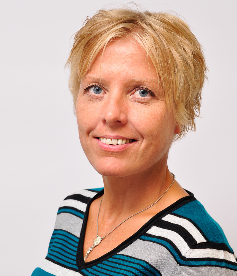 En kvinne med blondt hår