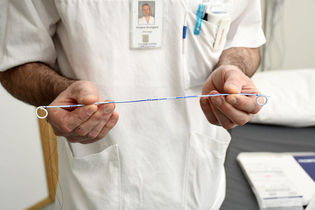 En lege som holder et stetoskop