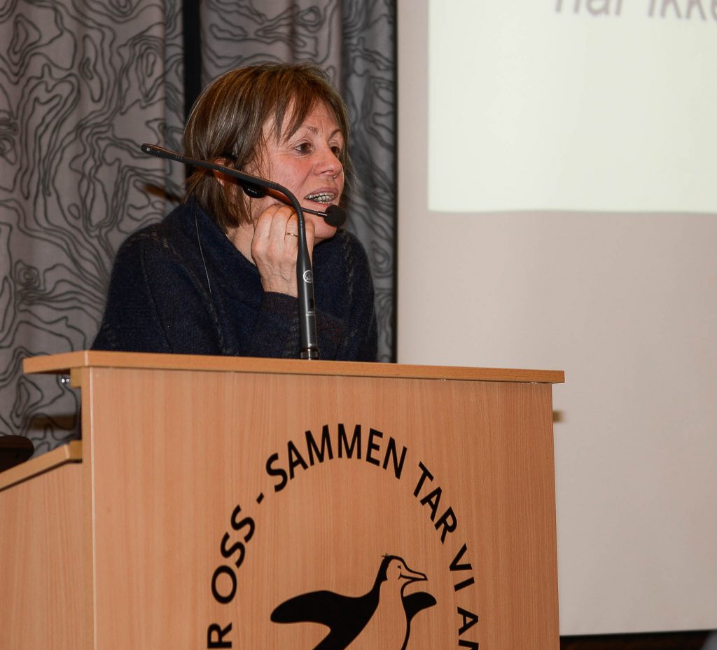 En person som snakker inn i en mikrofon