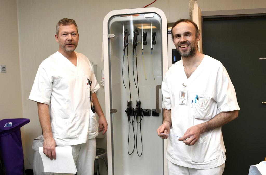 Et par menn i hvite skjorter