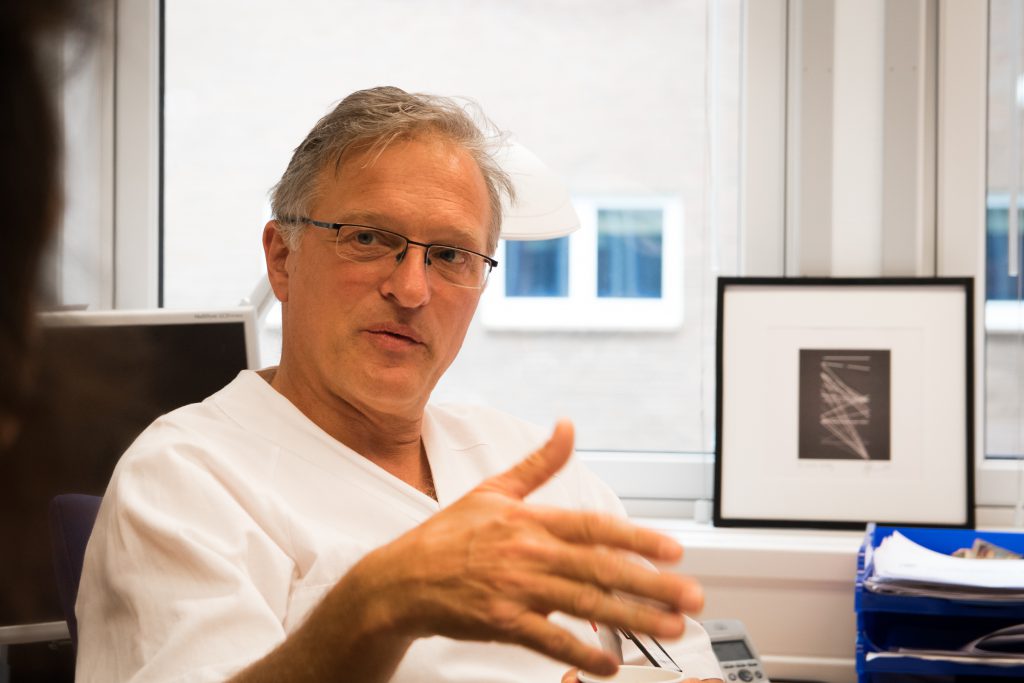 En mann som sitter ved et skrivebord