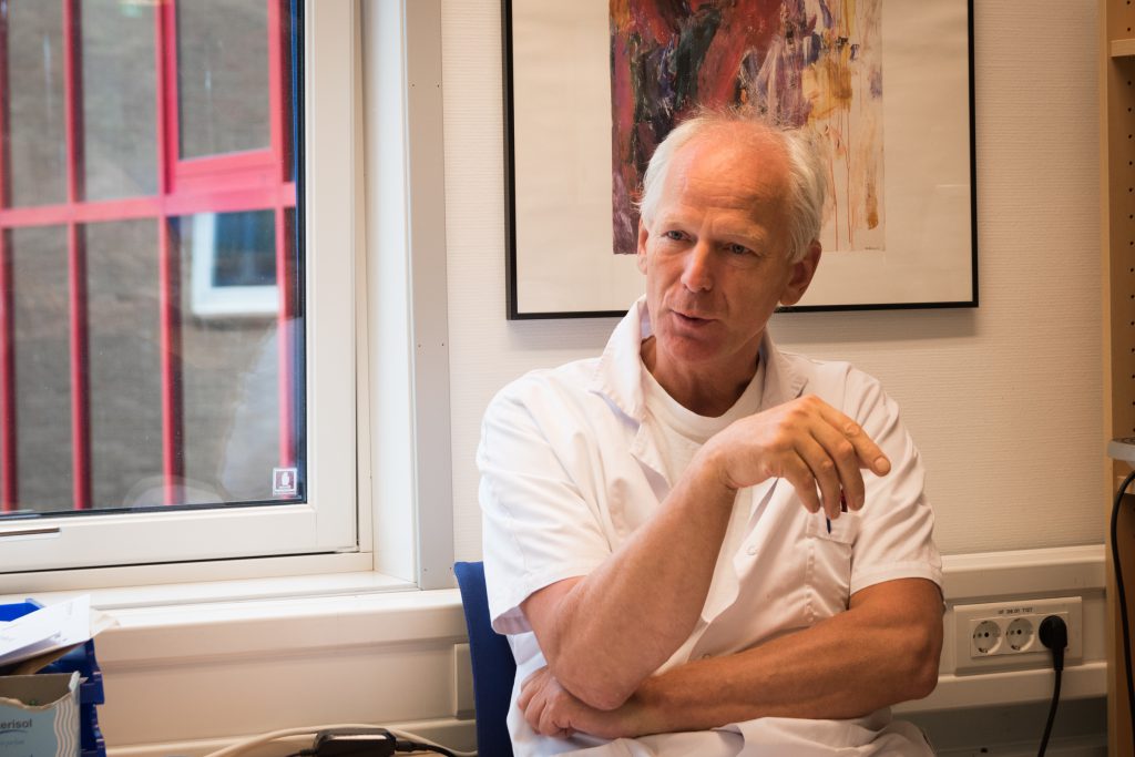 En mann som sitter i en stol