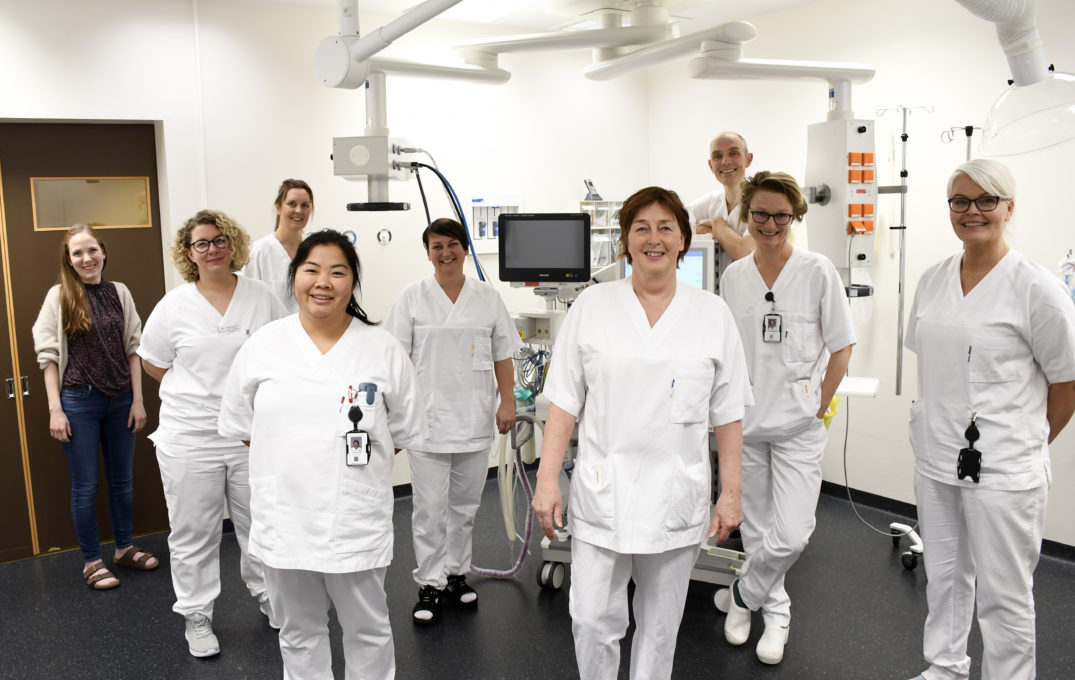 En gruppe mennesker i hvite laboratoriefrakker