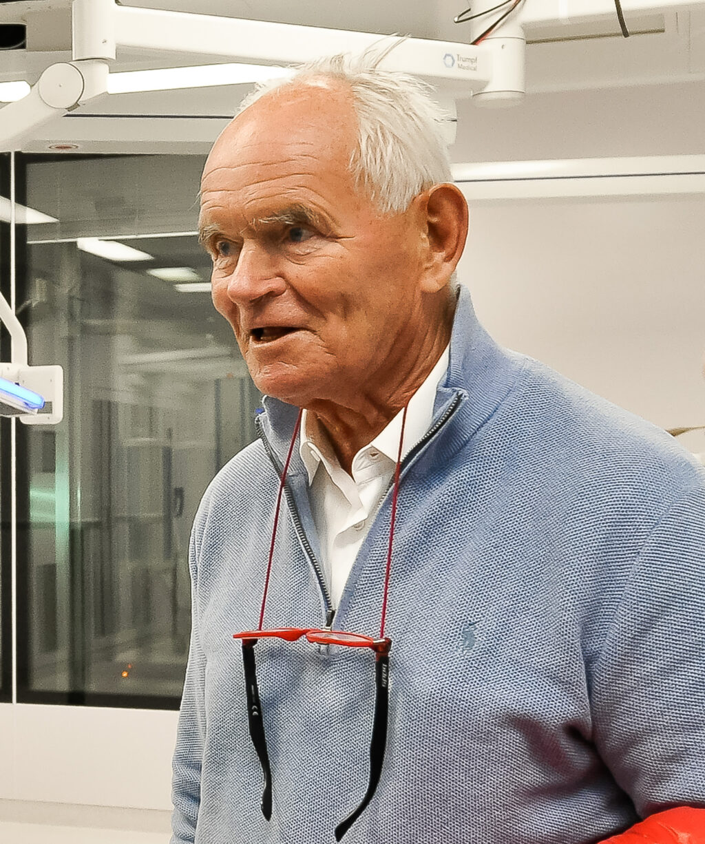 Mohn pet afloya robot front