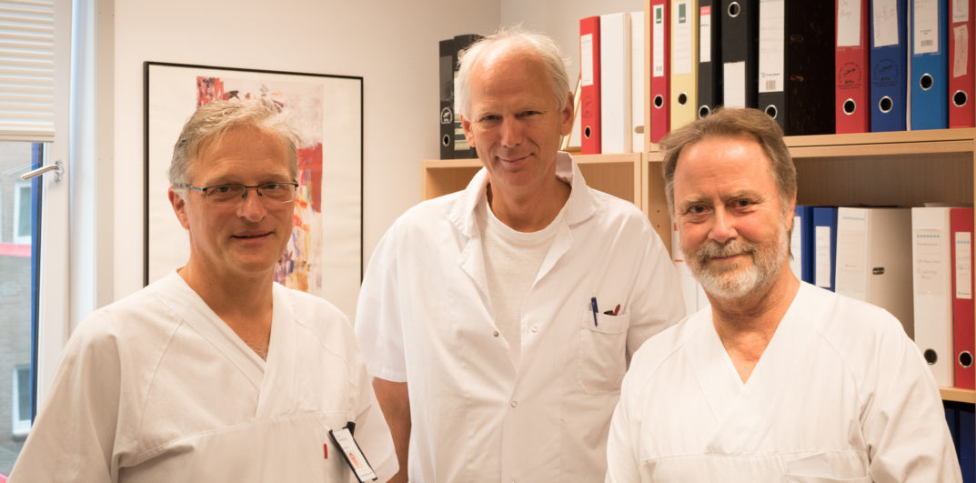 En gruppe menn i hvite skjorter