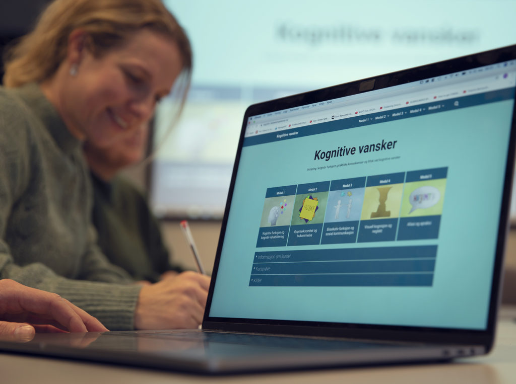 En person som bruker en bærbar PC