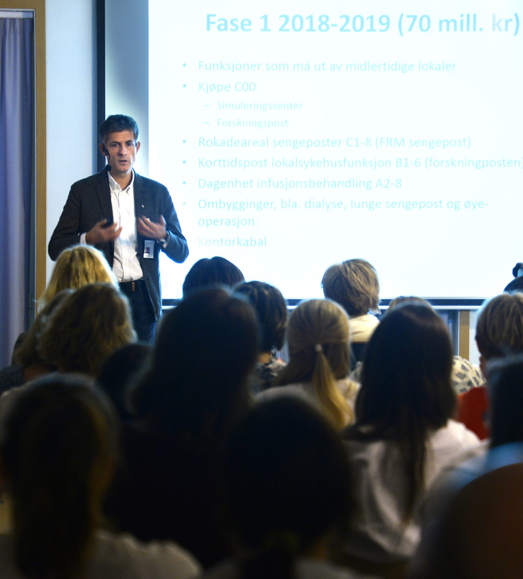 En person som holder en presentasjon for et publikum