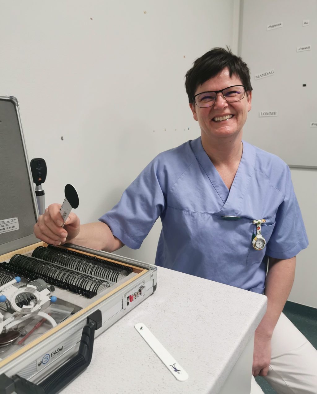 En person i blå skjorte