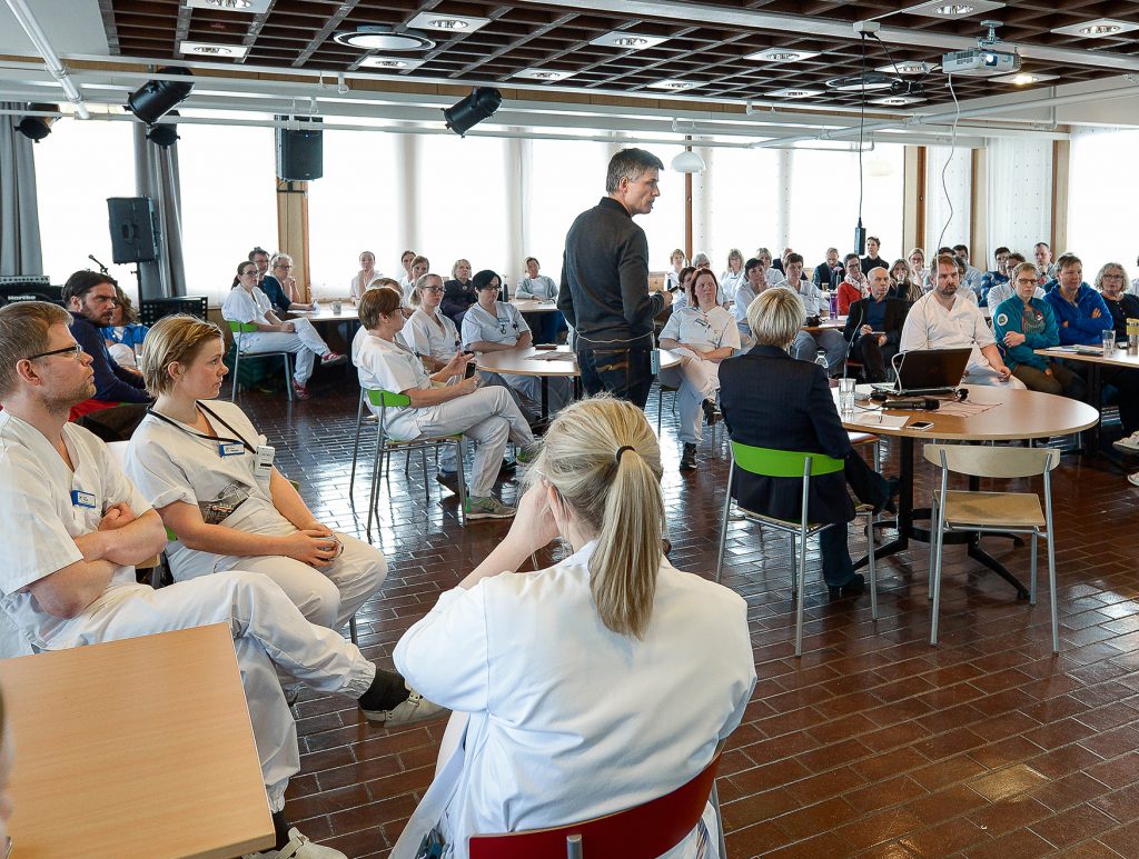 En gruppe mennesker som sitter i et rom