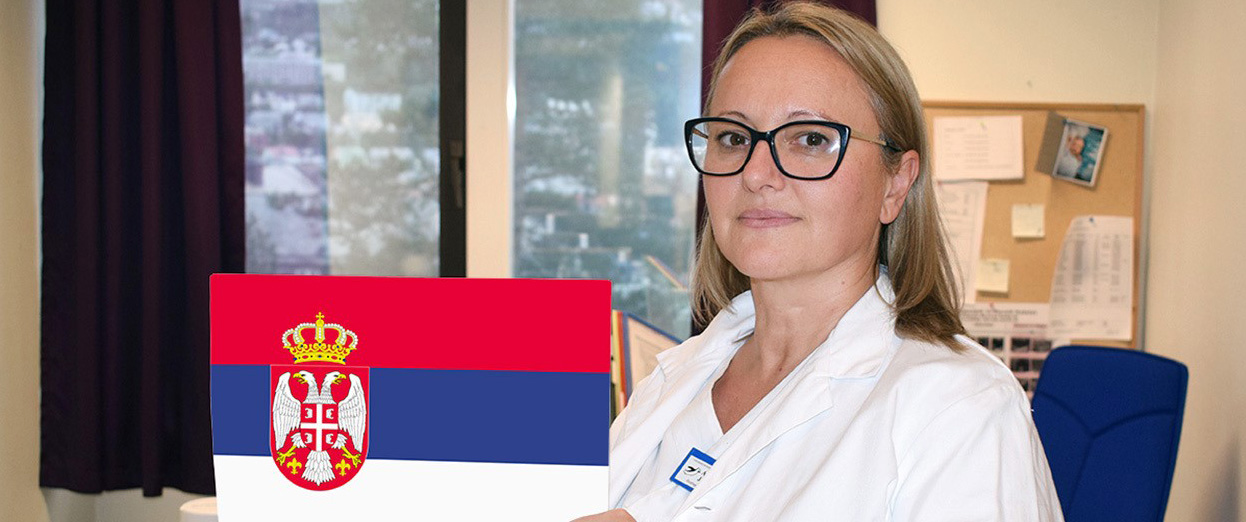 En kvinne med briller