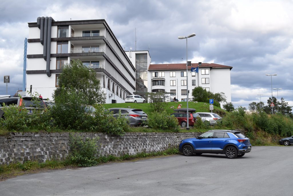 Biler parkert ved veikanten