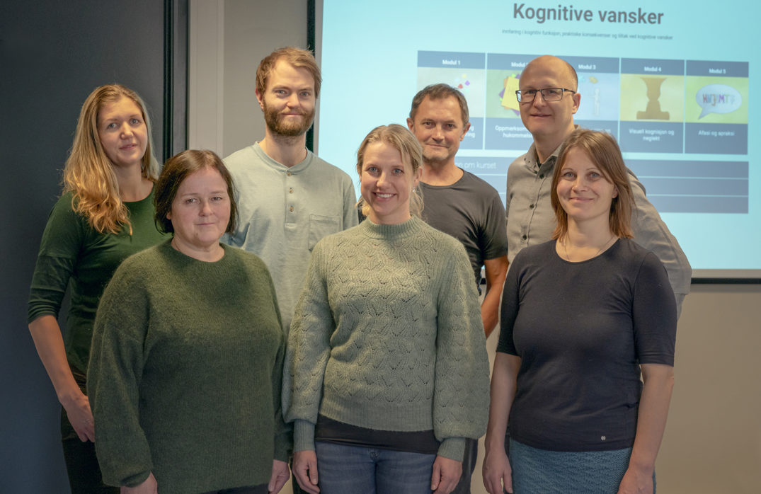 En gruppe mennesker som poserer for et bilde