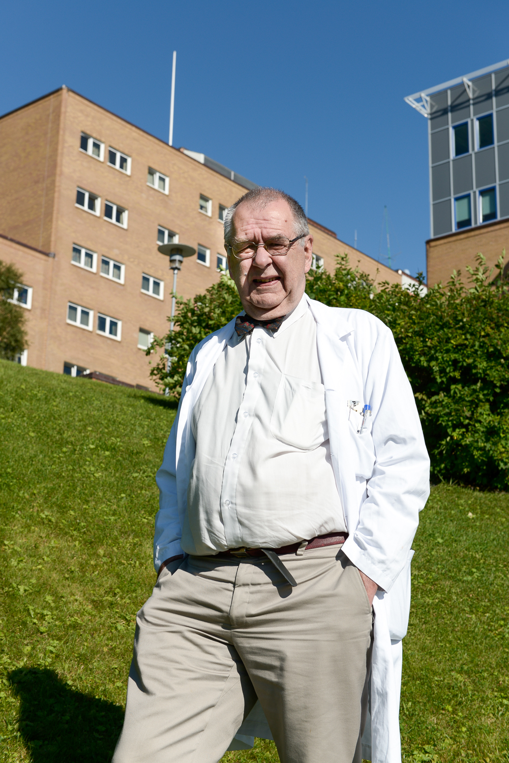 En mann som står på et gressområde