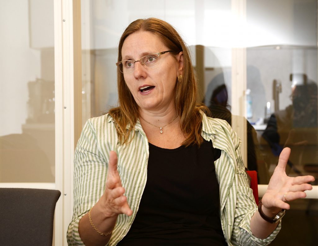 En kvinne med hendene i været