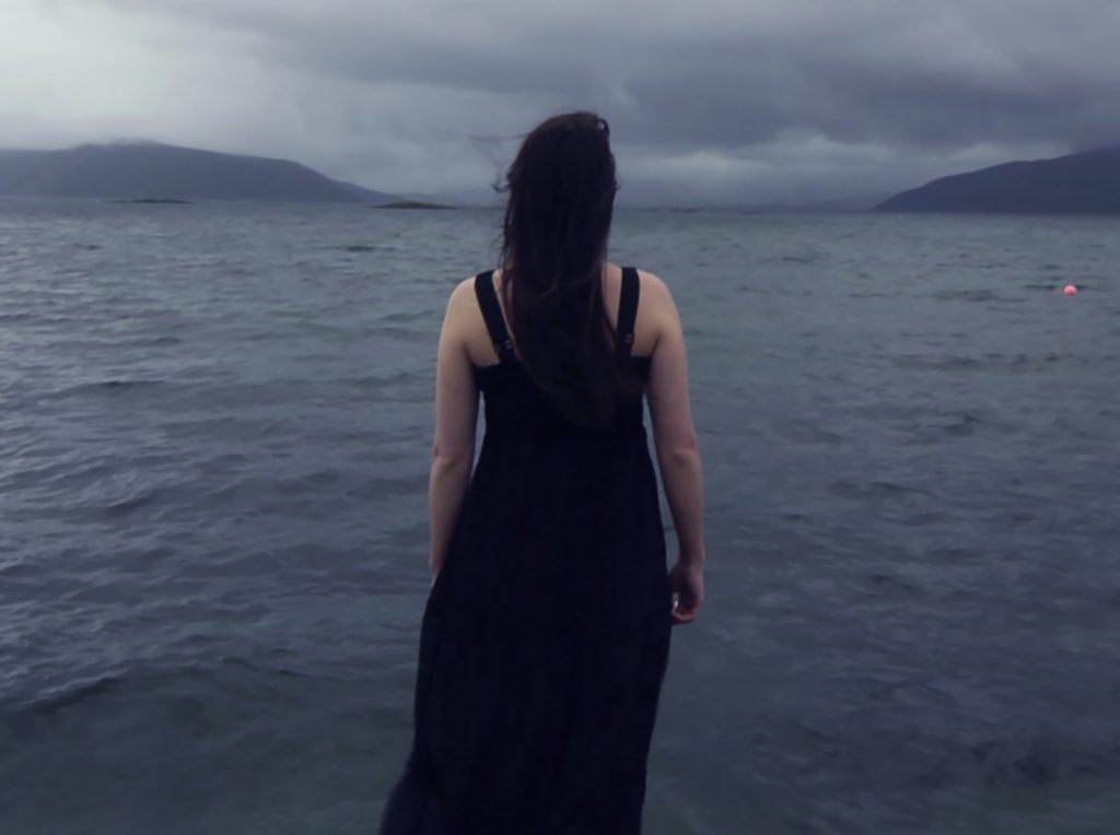 En person som står foran et vannområde