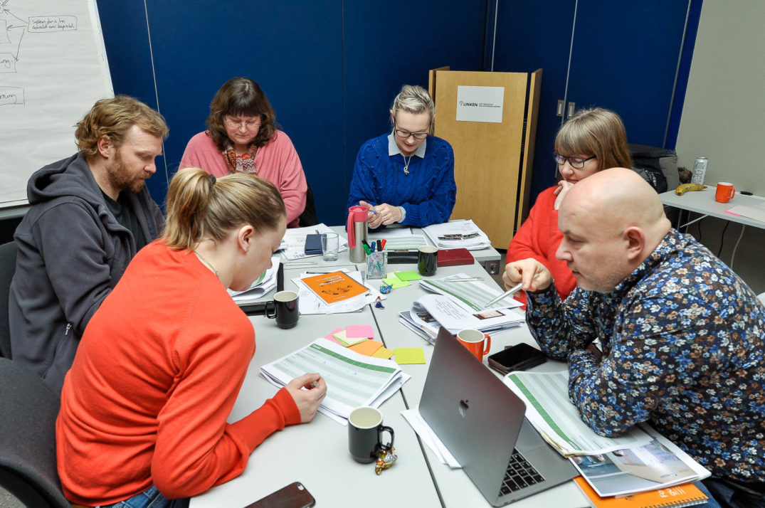 En gruppe mennesker som sitter rundt et bord