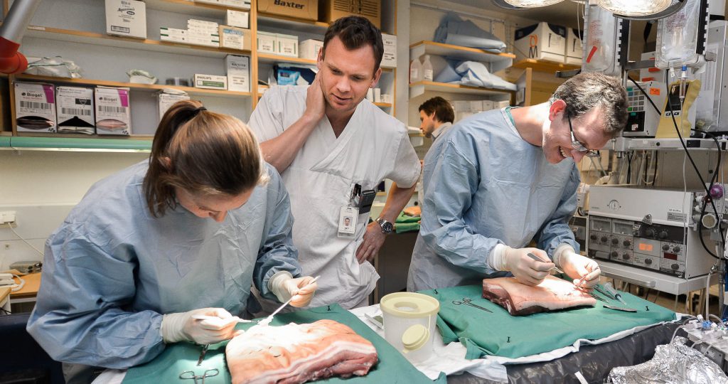 En gruppe mennesker i et laboratorium