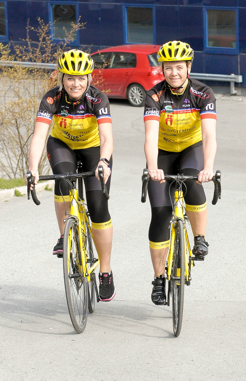 To personer med hjelm og sykler