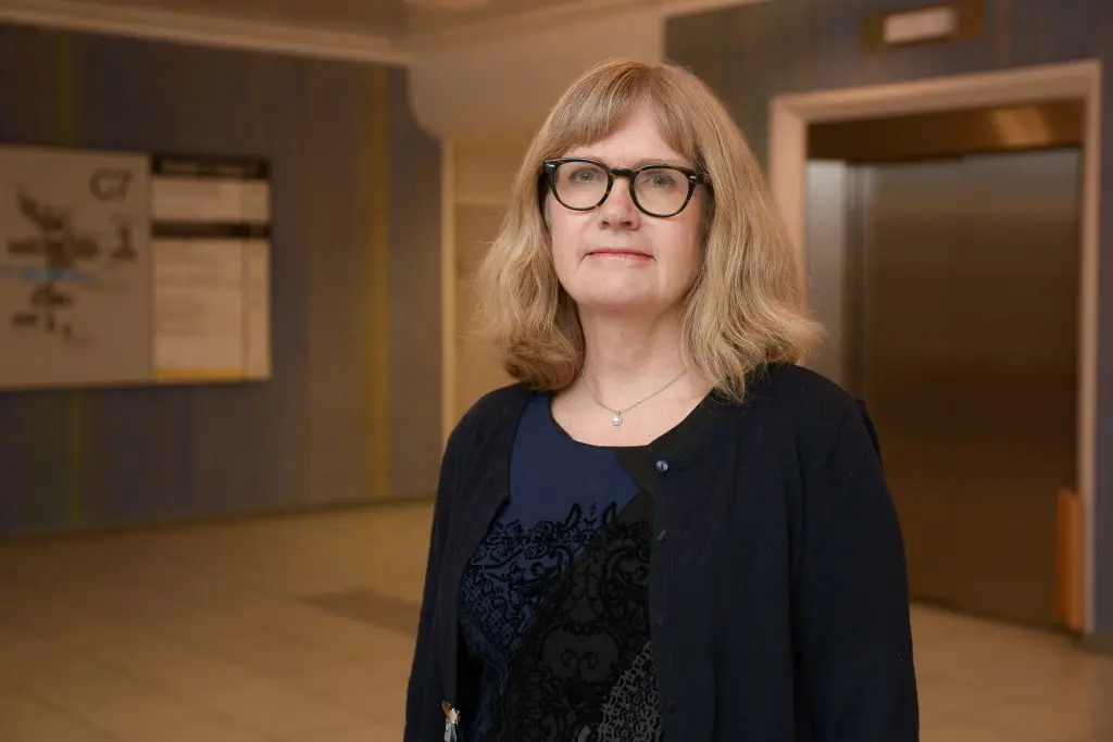 En person med briller