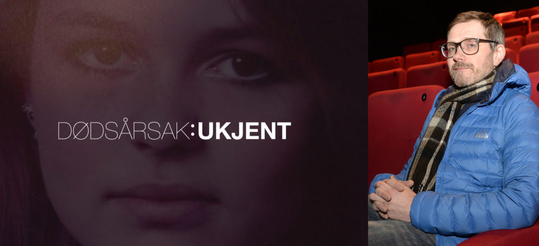 En mann som sitter i en stol