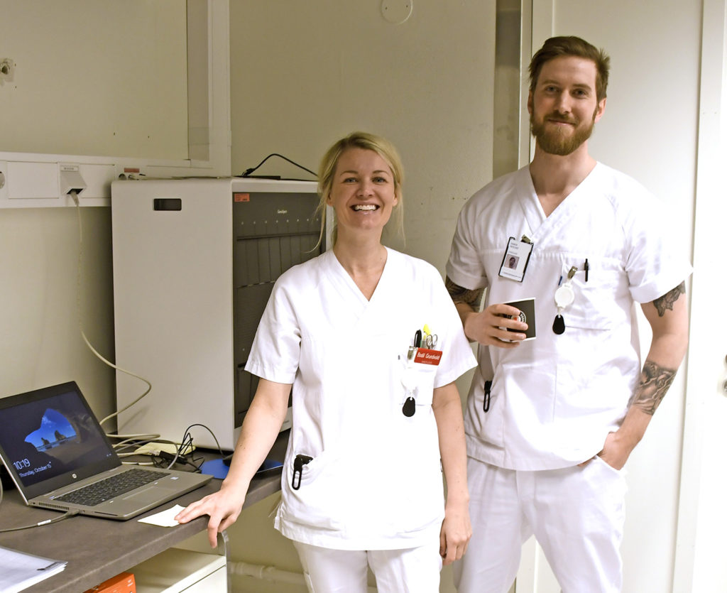 En mann og en kvinne i hvite laboratoriefrakker