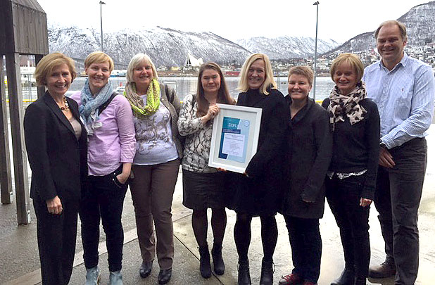 En gruppe mennesker som poserer for et bilde