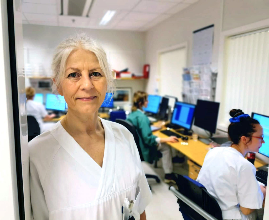 En person i hvit skjorte