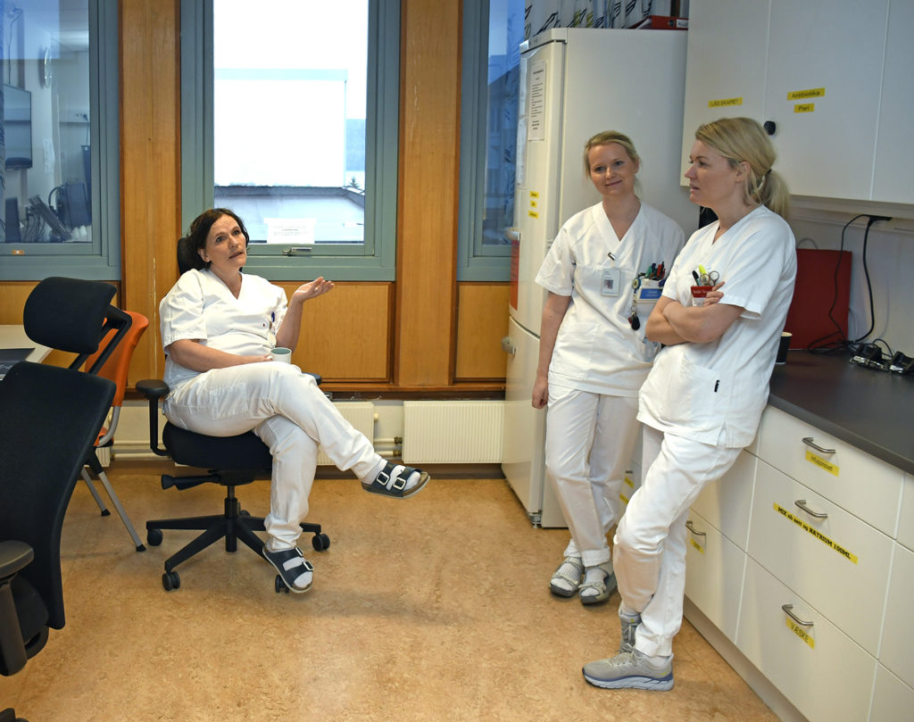 Noen få kvinner i hvite laboratoriefrakker