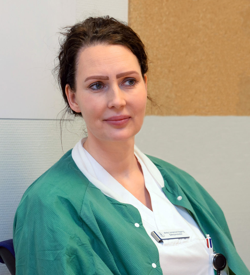 En person i grønn skjorte