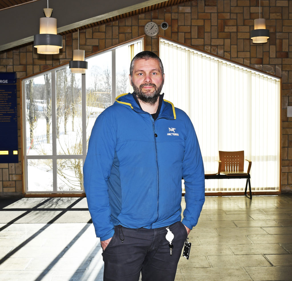 En mann som står i et rom