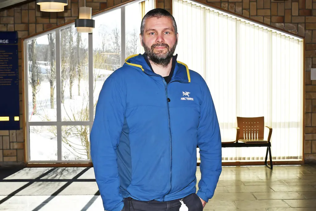 En mann som står i et rom