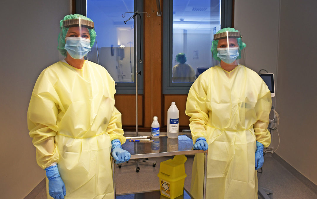 En gruppe mennesker med masker