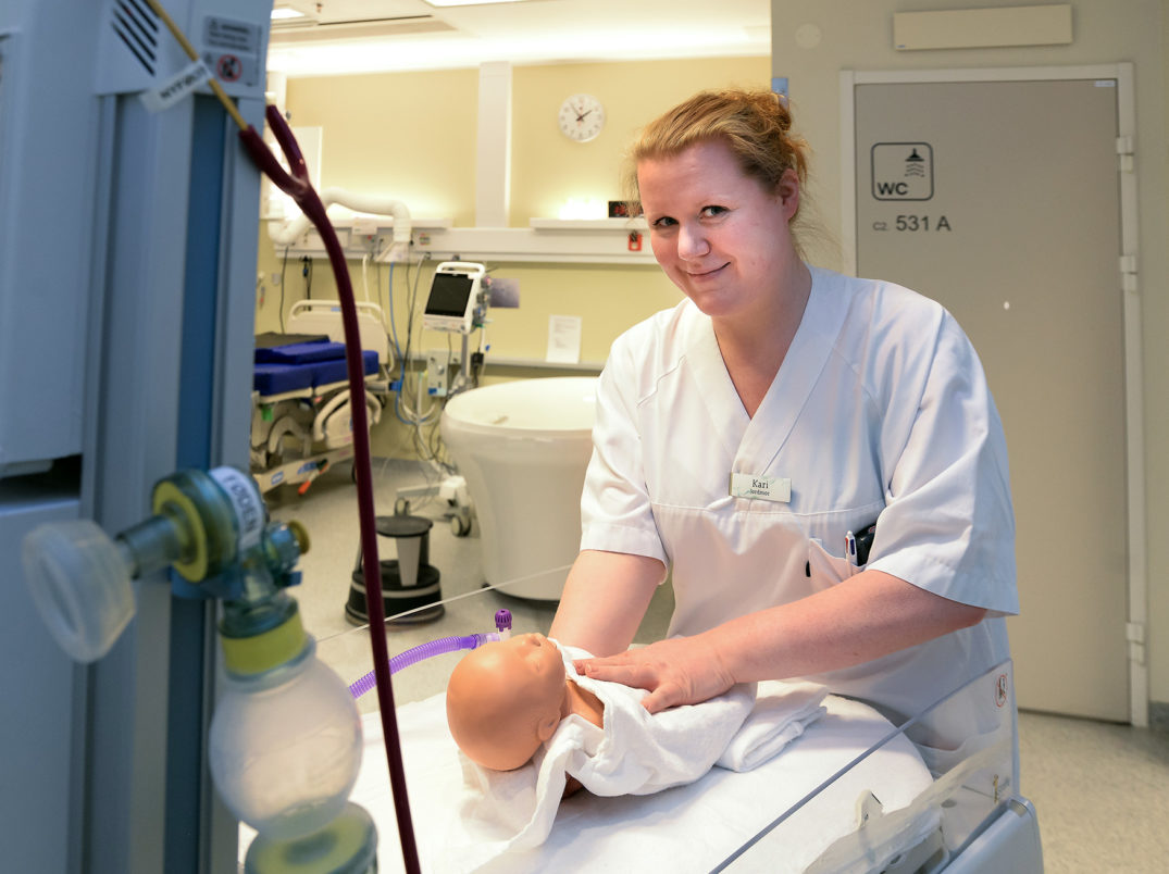 En mann i hvit laboratoriefrakk