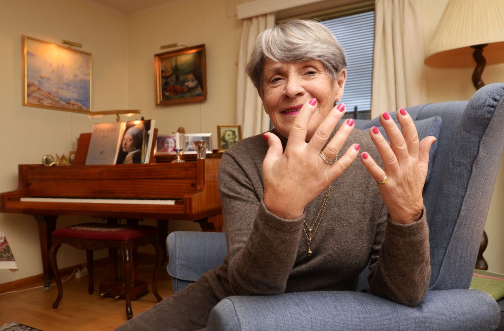 En person som sitter i en stol