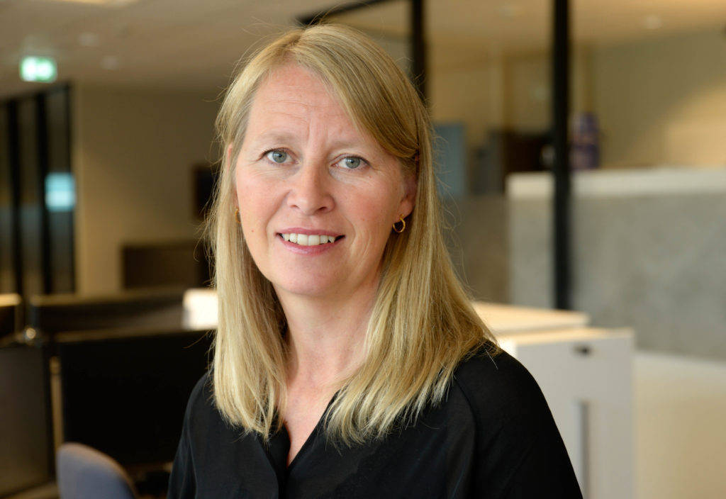 En kvinne med blondt hår