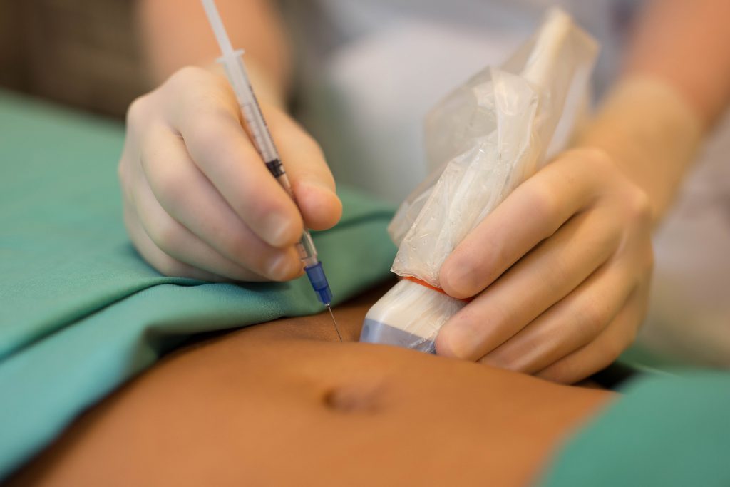 En person som holder en sprøyte