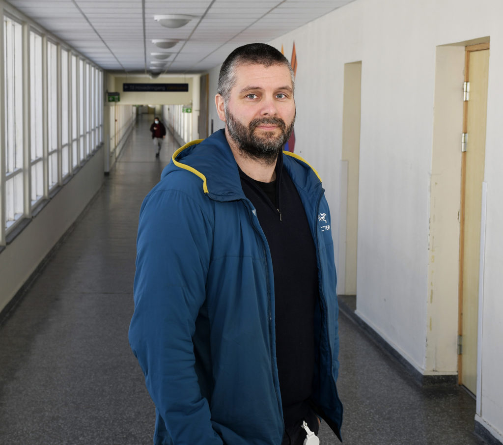 En mann i en korridor