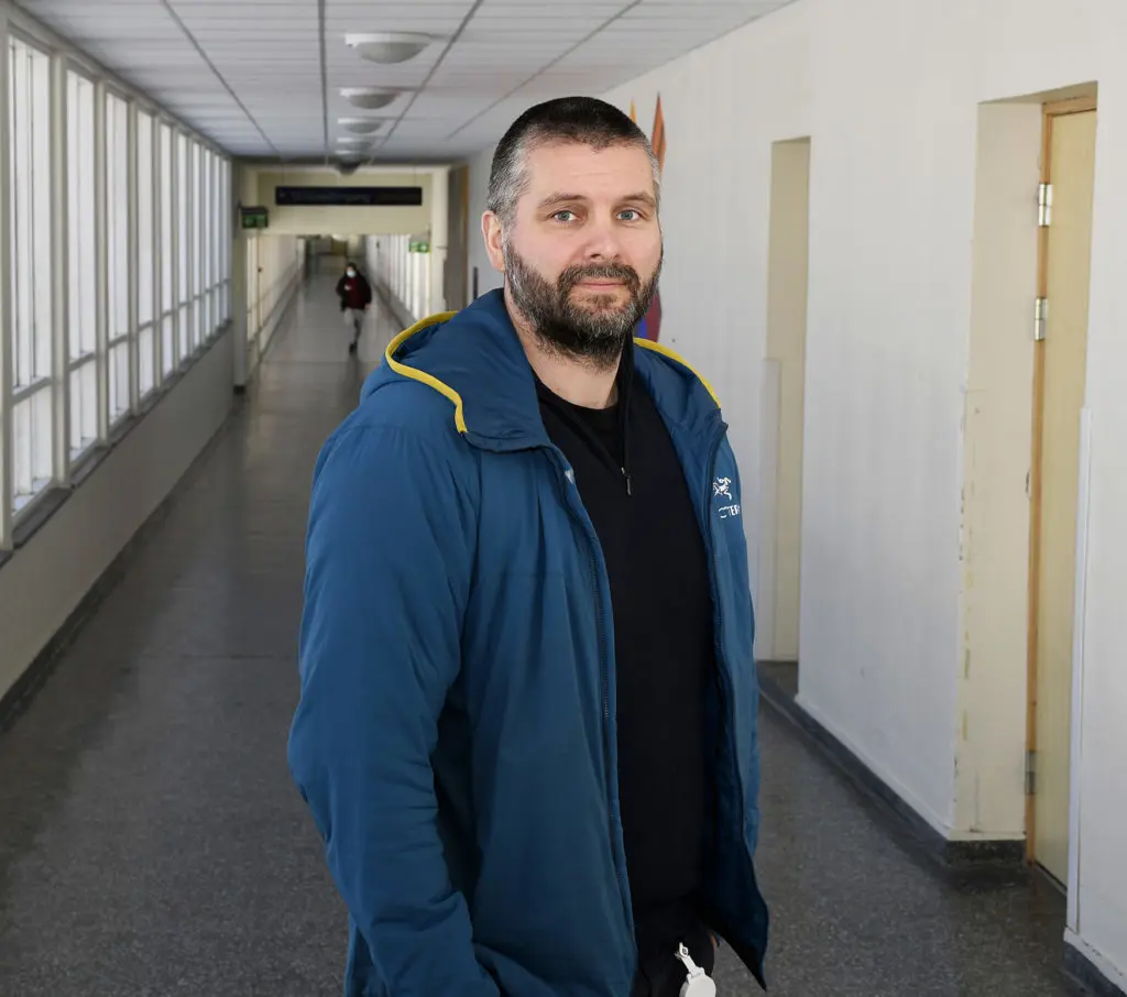 En mann i en korridor