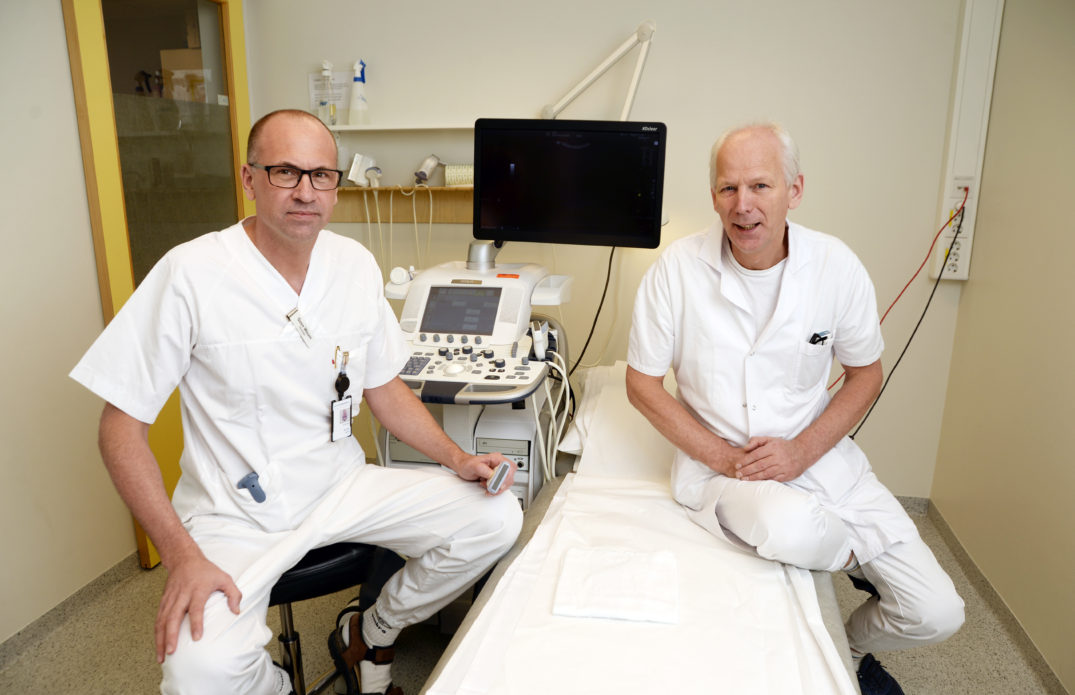 Et par menn i hvite uniformer