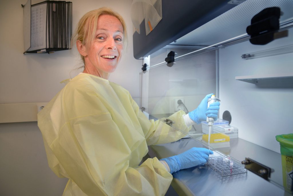 En person i laboratoriefrakk