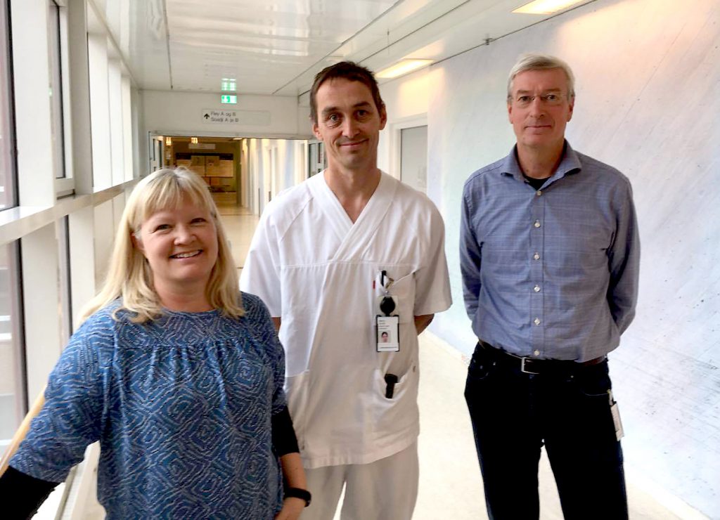 En gruppe mennesker som poserer for et bilde