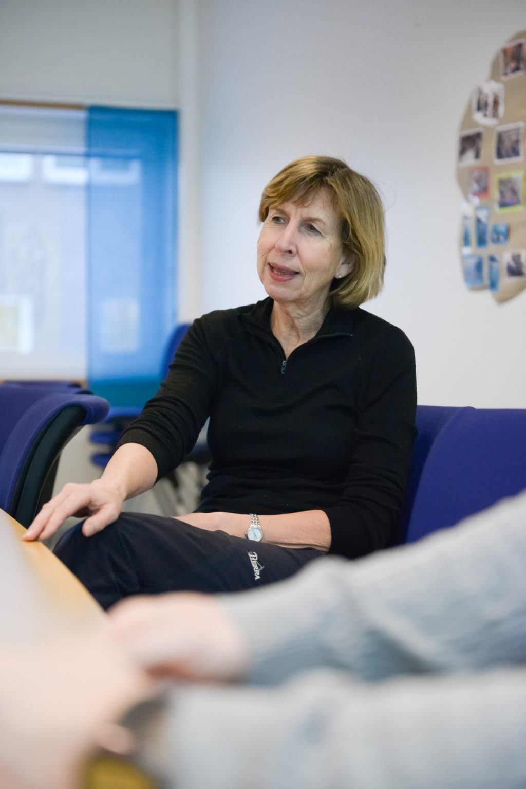 En person som sitter i en sofa