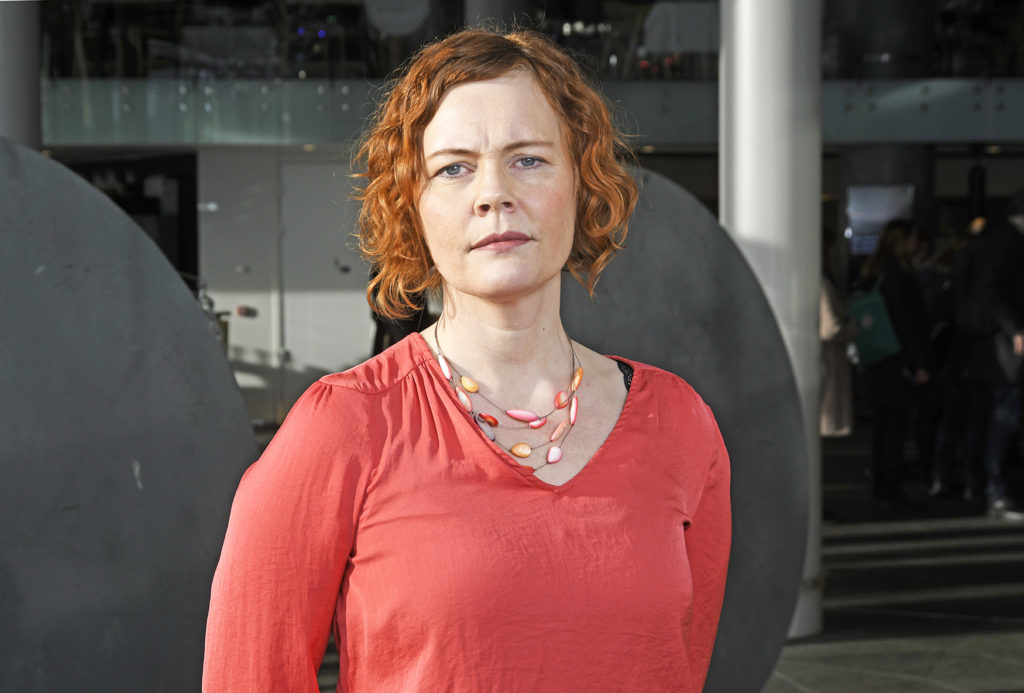 En person i rød skjorte