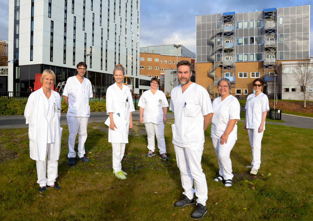 En gruppe mennesker i hvite uniformer