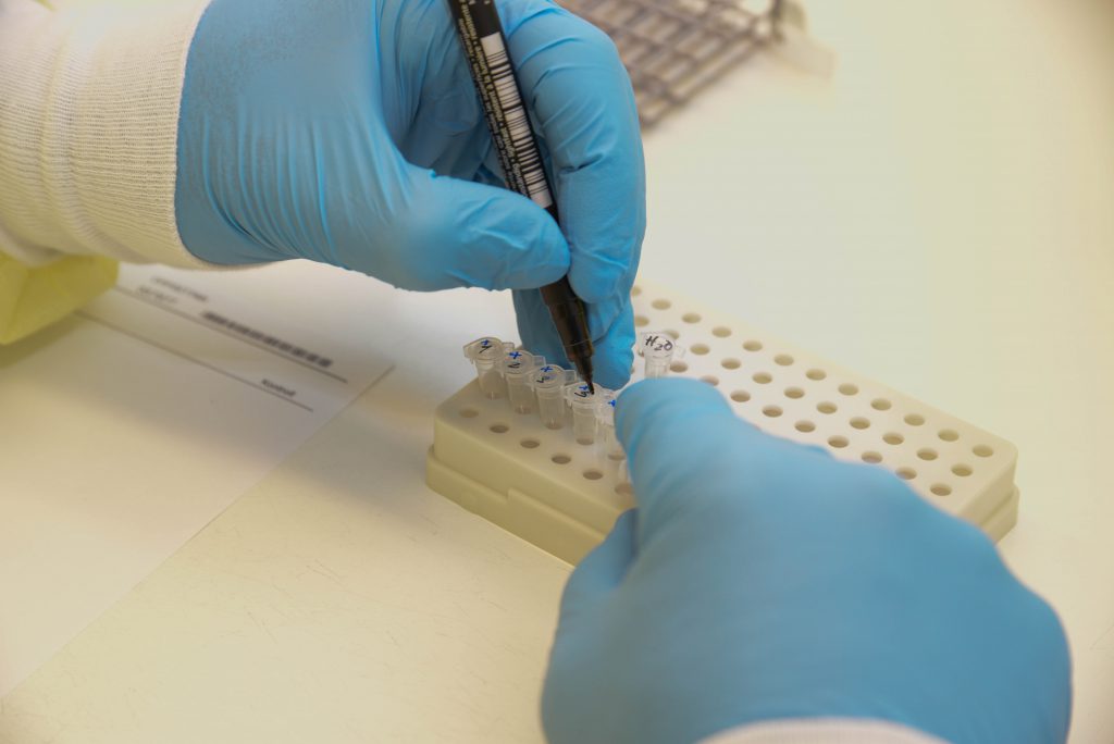 En person med hansker og maske