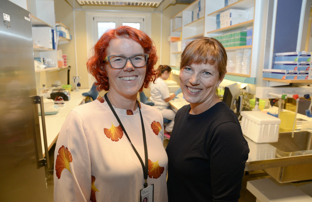 Et par kvinner som smiler